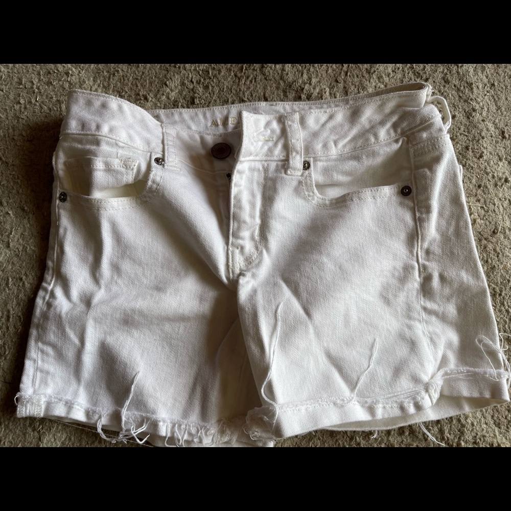 NWOT white AE midi shorts size 2